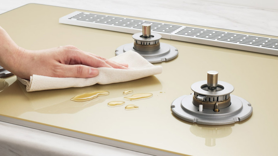 お手入れカンタンなトッププレートはガラスとアルミの2タイプ