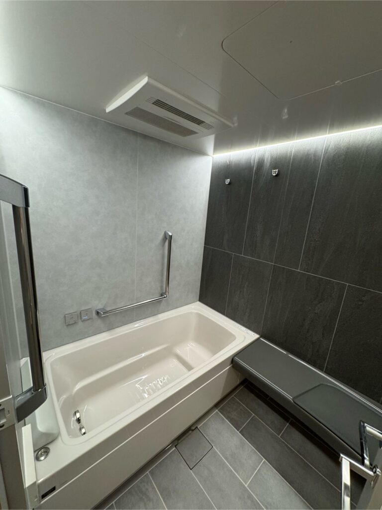 湯を愉しみ、時を愛でるために、スパージュならではのカラー、素材、質感のアイテムをご用意しました。
壁、床、照明、細部まで上質な素材・質感で作り上げられた空間を演出します。
(引用元：LIXIL)