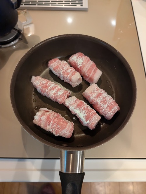 肉巻き餅を焼く工程