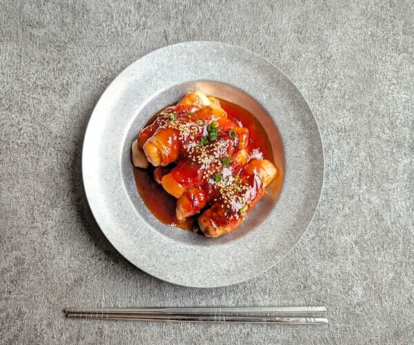 ヤンニョム味なら間違いない！韓国風お餅の肉巻き