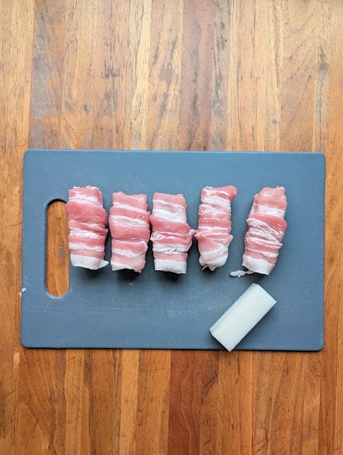餅に豚バラ肉を巻く工程
