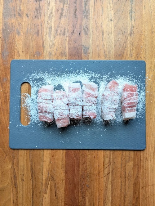 肉巻き餅に薄力粉をまぶす工程