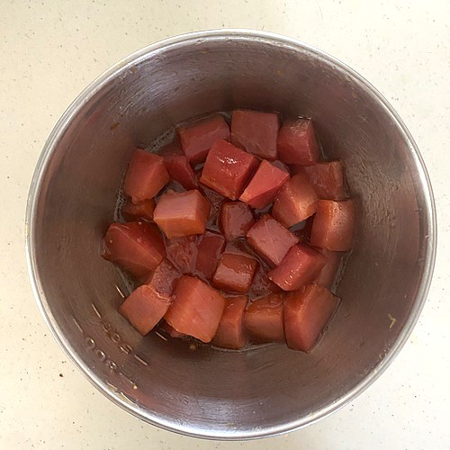 マグロをタレに漬け込む工程