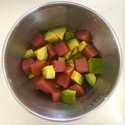 アボカドを加えて和える工程