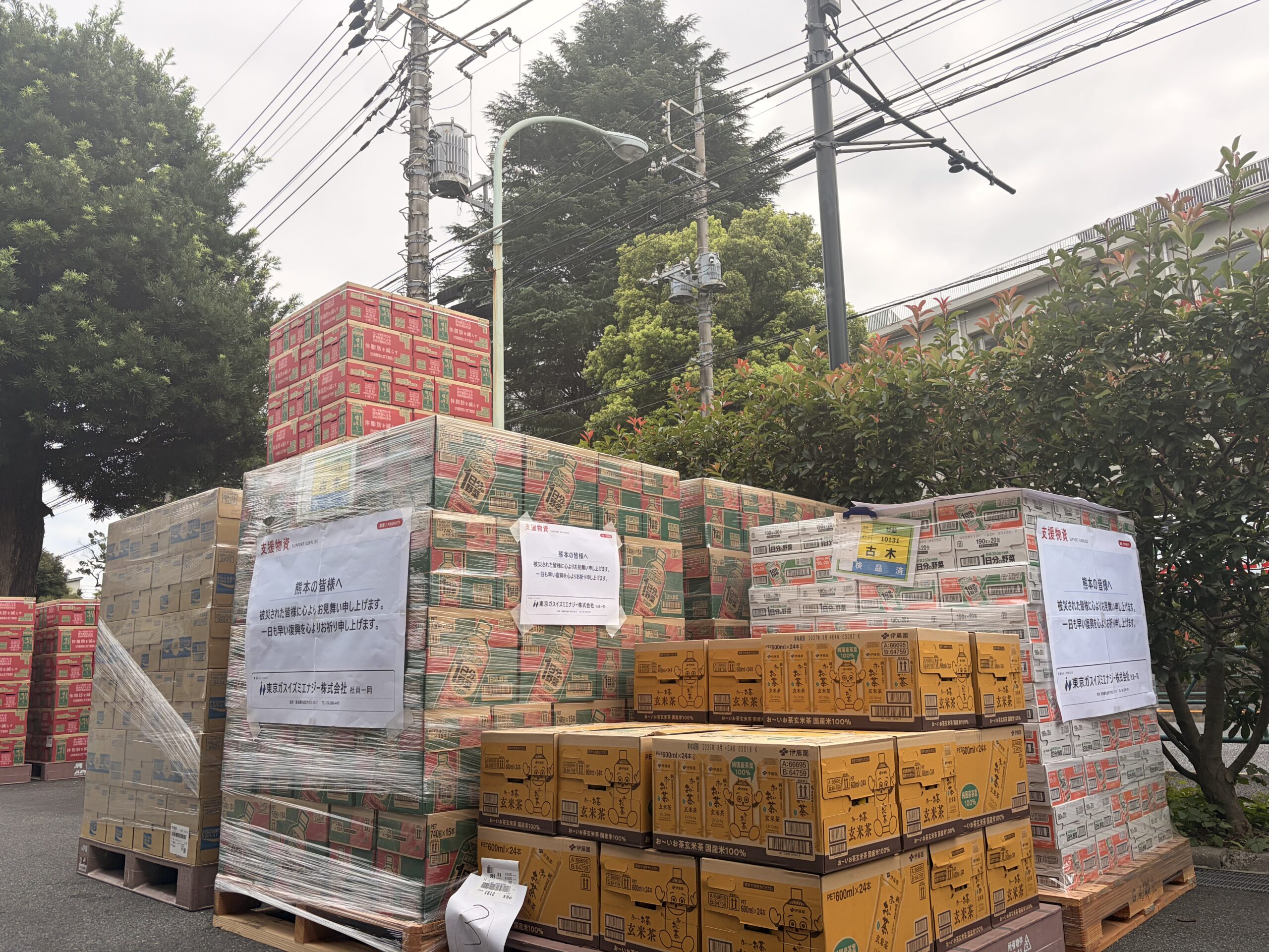 発送に向けて準備した野菜ジュース5,600本