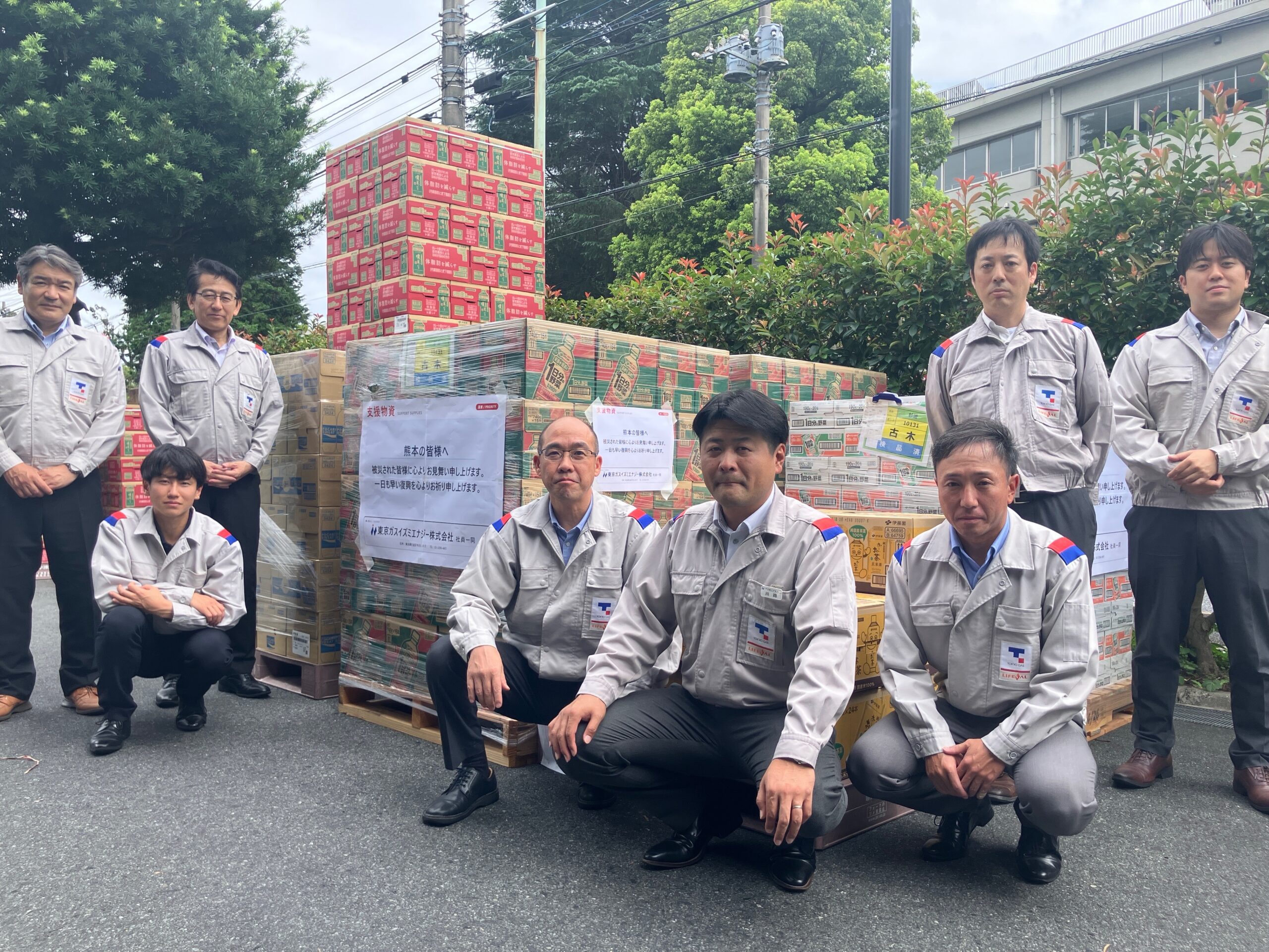 支援物資と積み込みや見送りに参加した社員