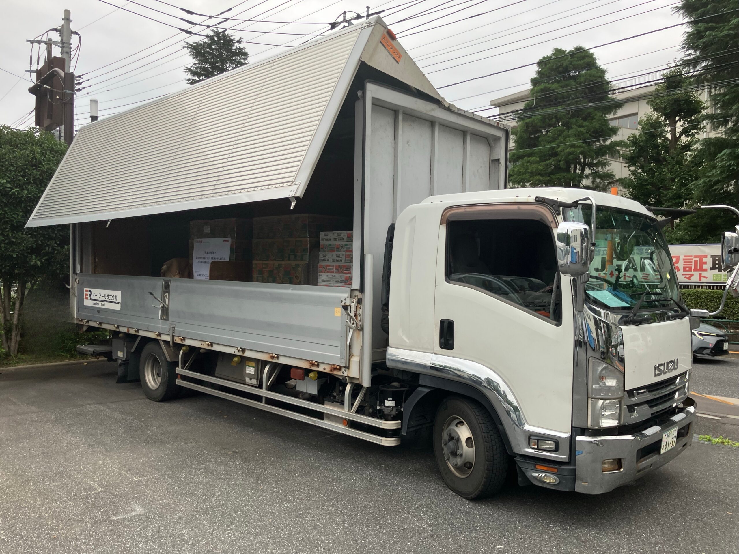 支援物資を積載したチャーター便の車両